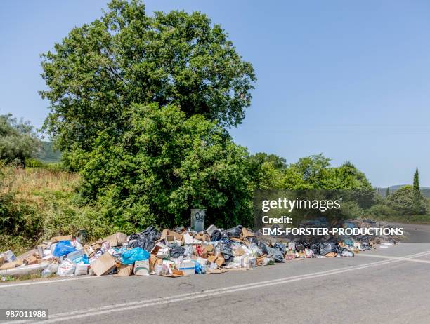 trash problem on the island of corfu - ems forster productions 個照片及圖片檔