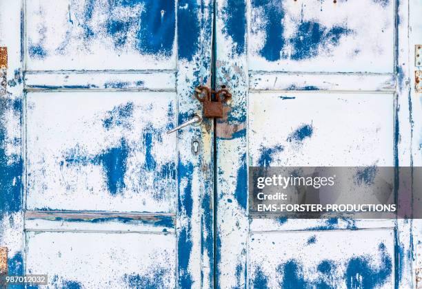 old weathered wooden door. - ems forster productions 個照片及圖片檔