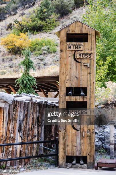 two-story outhouse - huis van twee verdiepingen stockfoto's en -beelden