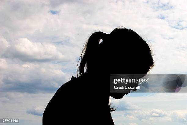 arqueado cabeça silhueta - profile woman silhouette imagens e fotografias de stock