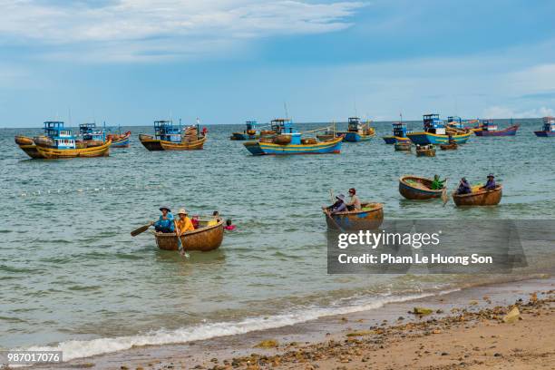 fishing boats and coracles in phan rang, vietnam - 網代船 ストックフォトと画像