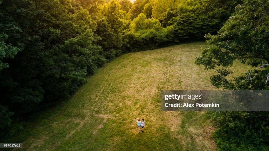 Zwei Freunde, Teenager Mädchen nehmen Selfies vor der entfernten Delaware Water Gap und der Grenze zu Pennsylvania aus New Jersey, mit Fernblick über die Hügel der Appalachen und Christopher Columbus Autobahn.