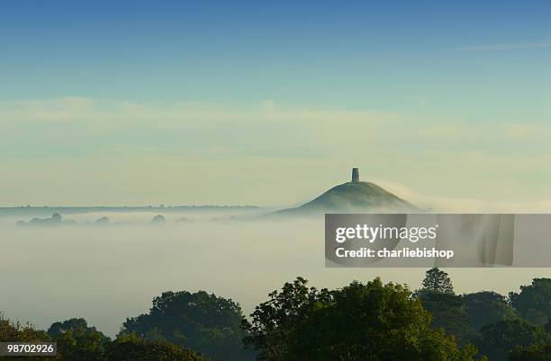 por la mañana temprano, vista de la ciudad de glastonbury tor - somerset england fotografías e imágenes de stock