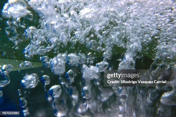 bubbles under water - wading - fotografias e filmes do acervo