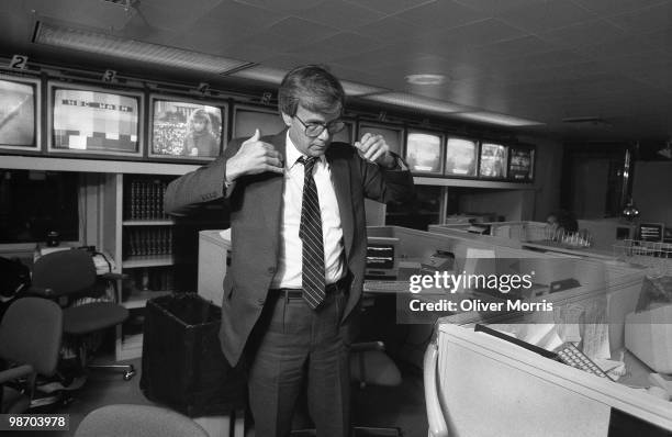 American broadcast journalist and television news anchorman Tom Brokaw, prepares for evening broadcast of the NBC Nightly News in the newsroom, New...