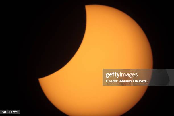 solar eclipse - verduistering stockfoto's en -beelden