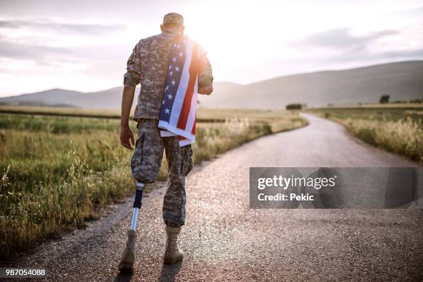 american amputee soldier on road - injured soldier imagens e fotografias de stock