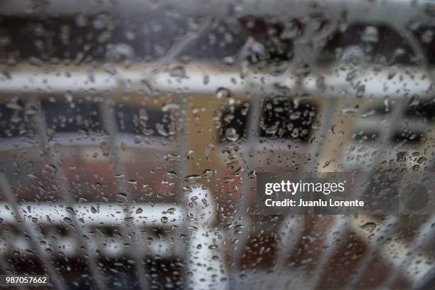 lluvia sobre el cristal - lluvia stock-fotos und bilder