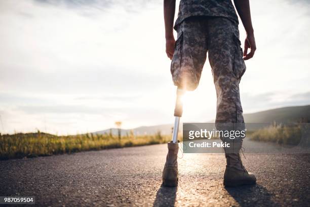 soldier coming home with amputee leg - injured us army stock pictures, royalty-free photos & images