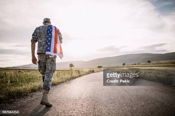amerikaanse geamputeerde soldaat op weg - us army stockfoto's en -beelden