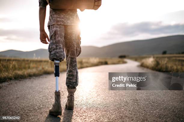young amputee soldier coming home - homecoming stock pictures, royalty-free photos & images