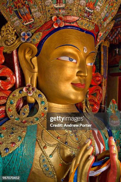 praying buddha - guanyin bodhisattva stock-fotos und bilder
