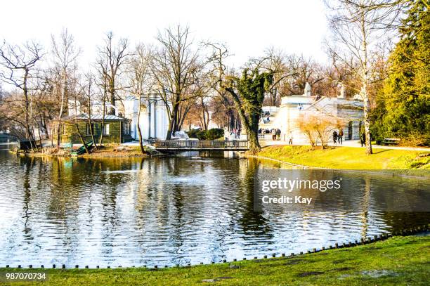 lazienki park - lazienki park imagens e fotografias de stock