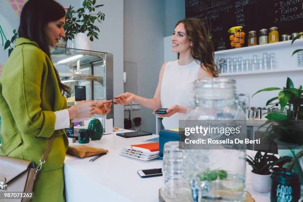 contactless payment - kreditkartenlesegerät stock-fotos und bilder