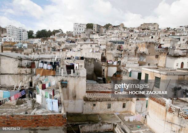 Vue aérienne prise le 14 février 2003 des terrasses de la Casbah d'Alger, quartier perché sur une colline dominant le port et la baie de la ville,...