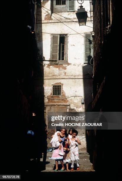 Group of young girls walk in a street of the Kasbah in Algiers, 17 July 1989. Un groupe de fillettes marche dans une rue de la Casbah d'Alger, 17...