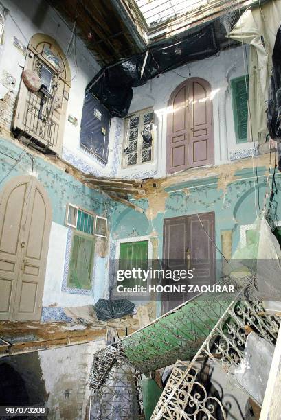 Vue prise le 14 février 2003 de l'intérieur d'une maison détruite dans la Casbah d'Alger. Les intempéries qui ont frappées l'Algérie à la mi-février...