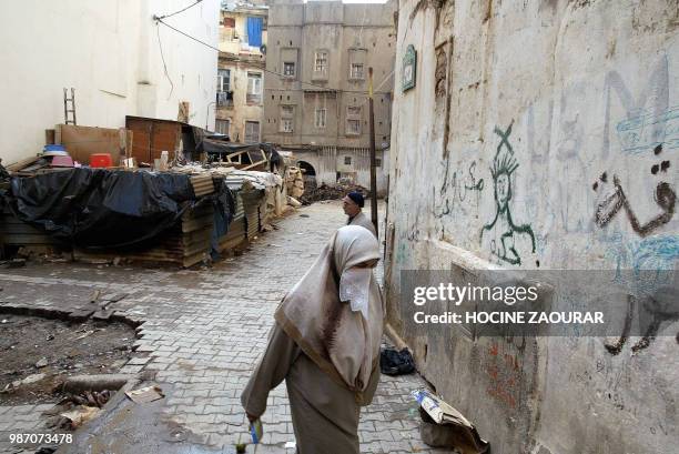 Photo prise en novembre 2004 dans la Casbah d'Alger, quartier perché sur une colline dominant le port et la baie de la ville. AFP PHOTO HOCINE ZAOURAR