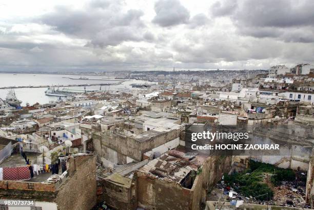 Vue a�érienne prise le 14 février 2003 des terrasses de la Casbah d'Alger, quartier perché sur une colline dominant le port et la baie de la ville,...