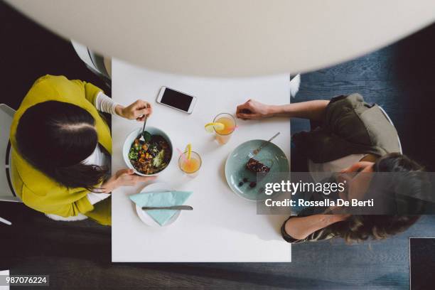 freundinnen beim mittagessen - mittagessen stock-fotos und bilder