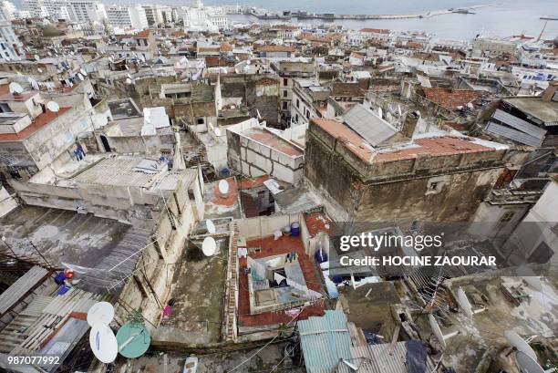 Vue aérienne prise le 14 février 2003 des terrasses de la Casbah d'Alger avec des antennes satellitaire de réception de télévision. Les intempéries...