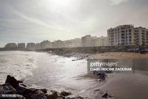 Vue prise le 14 février 2003 des immeubles situés sur le front de mer du quartier populaire de l'ouest d'Alger, Bab El-Oued. AFP PHOTO HOCINE ZAOURAR
