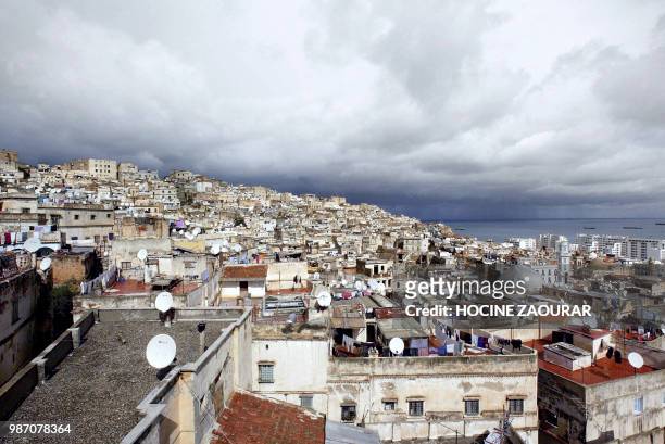 Vue aérienne prise le 14 février 2003 des terrasses de la Casbah d'Alger, quartier perché sur une colline dominant le port et la baie de la ville,...