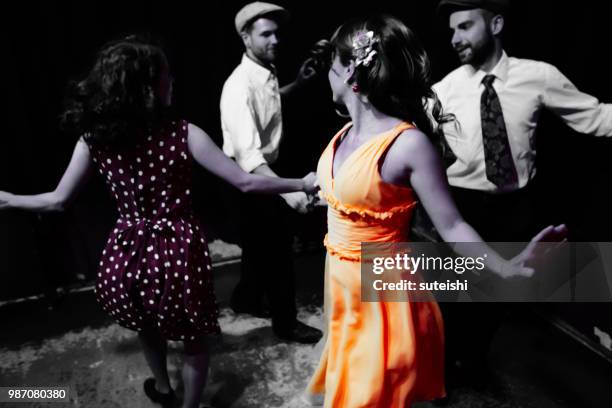 dansen in de nachtclub - lindy hop stockfoto's en -beelden