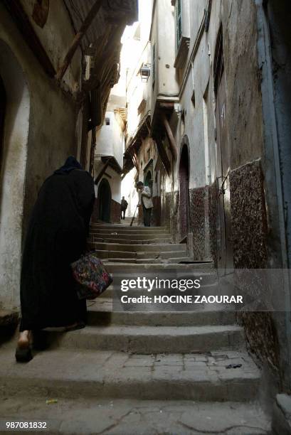 Photo prise en novembre 2004 dans la Casbah d'Alger, quartier perché sur une colline dominant le port et la baie de la ville. AFP PHOTO HOCINE ZAOURAR