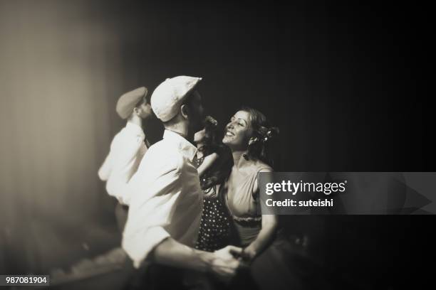 dansen in de nachtclub - lindy hop stockfoto's en -beelden