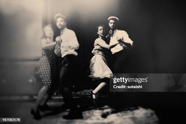 dansen in de nachtclub - lindy hop stockfoto's en -beelden