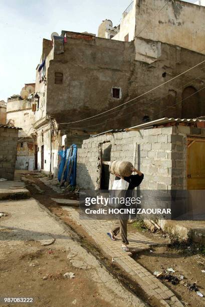 Photo prise dans la Casbah d'Alger, en novembre 2004. AFP PHOTO HOCINE ZAOURAR