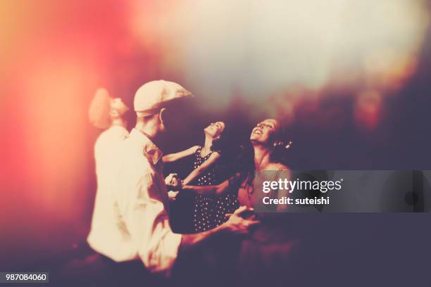 dansen in de nachtclub - lindy hop stockfoto's en -beelden