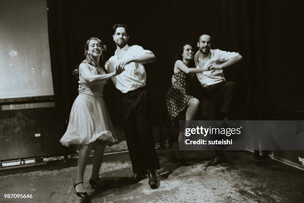 dansen in de nachtclub - lindy hop stockfoto's en -beelden