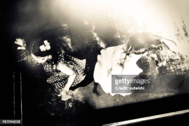 dansen in de club - lindy hop stockfoto's en -beelden