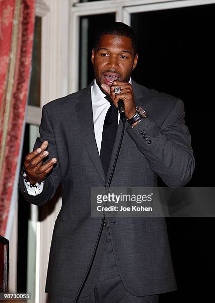 Michael Strahan attends Rising Stars Youth Foundation Dinner Honoring Jay Williams at New York Athletic Club on April 27, 2010 in New York City.