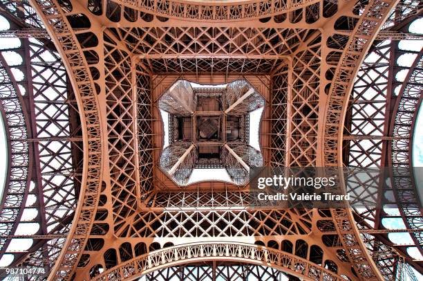 les dessous de dame eiffel (2) - dessous fotografías e imágenes de stock