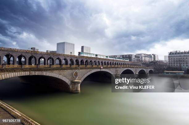 quai de la gare - gare stockfoto's en -beelden