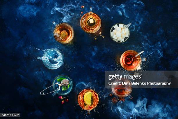 glass tea cups in a circle of step by step tea preparation, high-speed food photography with splashes of tea and boiling water from above. round composition for a clock dial - ハバロフスク地方 ストックフォトと画像