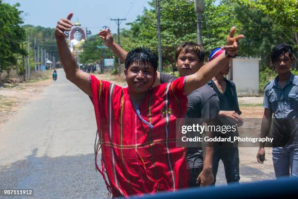 myanmar: thingyan water festival - bago stock-fotos und bilder