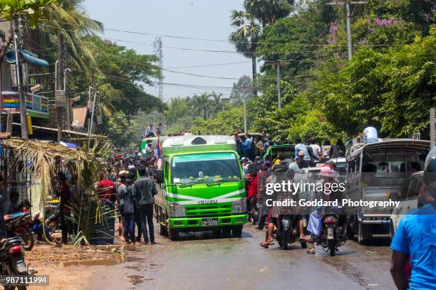 myanmar: thingyan water festival - bago stock-fotos und bilder