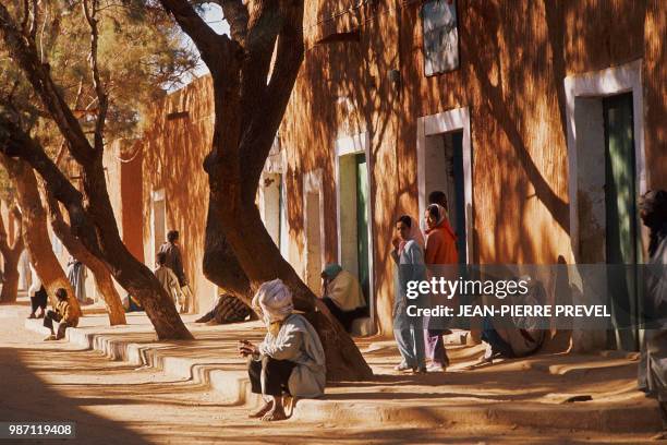 Des habitants de Tamanrasset se promènent dans la rue principale de la ville, la capitale du Grand sud algérien et oasis du Sahara algérien, en avril...