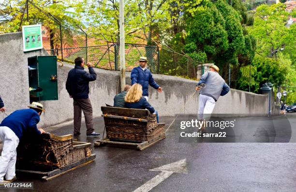 funchal-schlitten-fahrer - madeira material stock-fotos und bilder