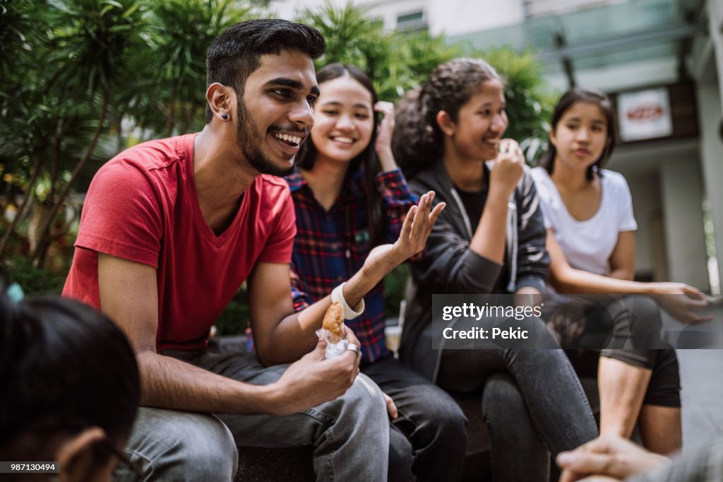 Grupo de estudiantes bromeando y llegar a conocernos