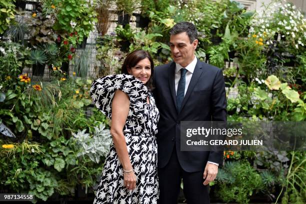 Mayor of Paris Anne Hidalgo poses with Spain's Prime Minister Pedro Sanchez at The Jardin de la Nueve in Hotel de Ville in Paris on June 29, 2018.