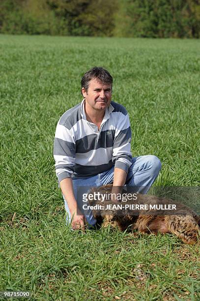 Paul François, céréalier charentais, pose avec son chien dans un champ, à Bernac, le 20 avril 2010. L'agriculteur, âgé de 46 ans, en procédure...