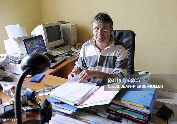Paul François, céréalier charentais, assis à son bureau, consulte un dossier dans sa ferme, à Bernac, le 20 avril 2010. L'agriculteur, âgé de 46 ans,...