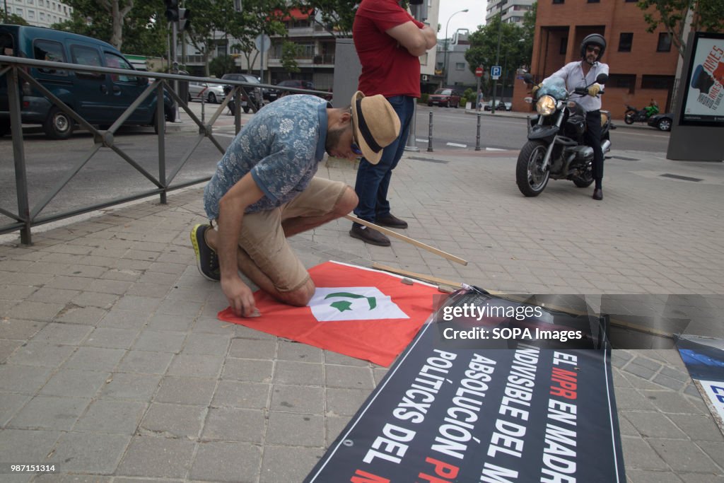 Kal Rifan An activist puts a Rifan flag next to its claims. Protest against a ...