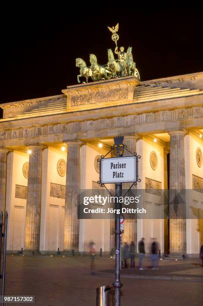 pariser platz @night - pariser platz stock-fotos und bilder