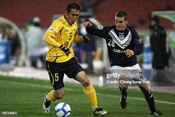 Diogo Ferreira of Melbourne Victory and Cho Byung-Kuk of Seongnam Ilhwa FC compete for the ball during the AFC Champions League group E match between...